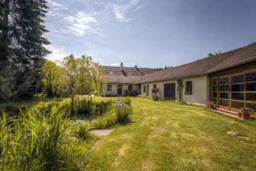 an exterior view of a house with a yard at Penzion U Dračice in Nová Bystřice
