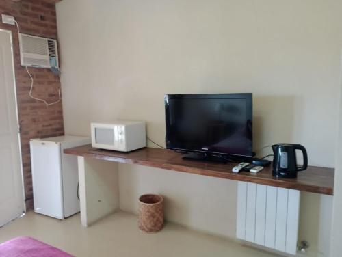 サン・ペドロにあるLa Chacra Hotel Campo y Spaの部屋のテーブルの上に置かれたテレビ