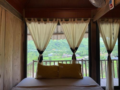Postel nebo postele na pokoji v ubytování Cương Mountain View Homestay