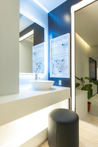 a bathroom with a sink and a mirror at ホテルパサディナ11郡山 in Koriyama