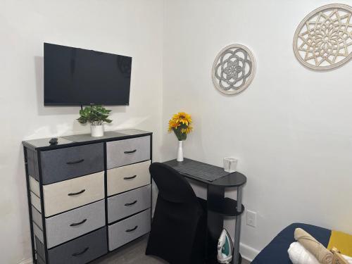 Μια τηλεόραση ή/και κέντρο ψυχαγωγίας στο Modern Room in Shared Apartment Near NYC