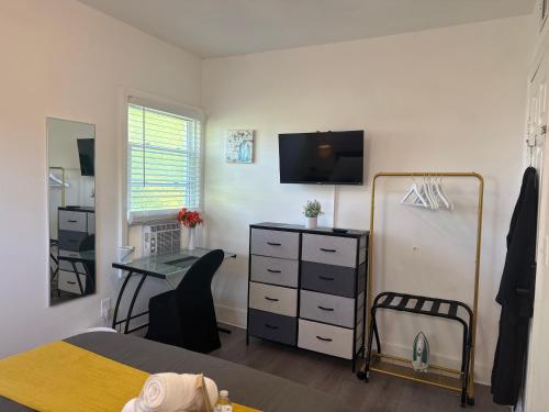 Μια τηλεόραση ή/και κέντρο ψυχαγωγίας στο Modern Room in Shared Apartment Near NYC