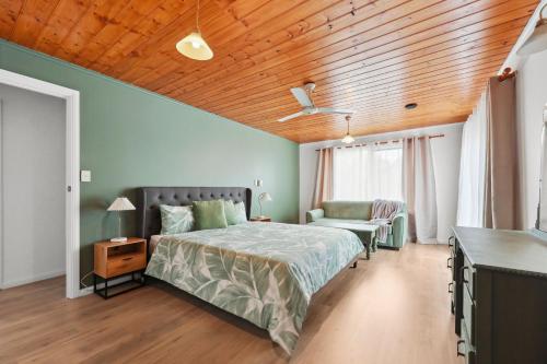 Un dormitorio con una cama y un techo de madera. en Sunshine Villa - 484 Kessell Rd, Middleton, en Middleton