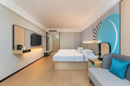 a hotel room with a bed and a tv at City Comfort Inn Shiyan Wudang Mountain in Danjiangkou
