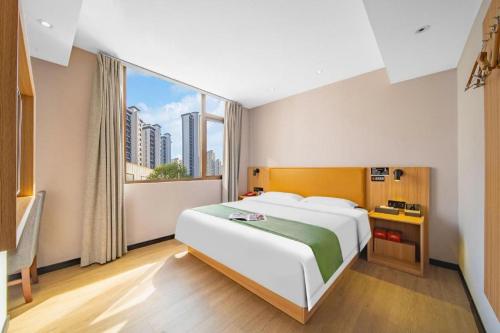 Postel nebo postele na pokoji v ubytování GreenTree Inn Shangrao Wuyishan Avenue Meide Yinxiang