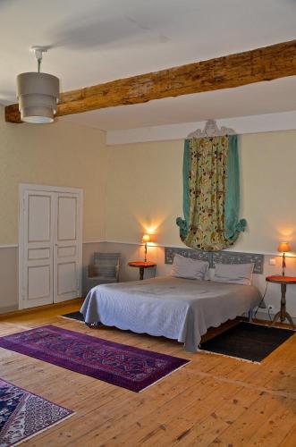 une chambre avec un lit avec deux lampes et une fenêtre dans l'établissement Chambres d'hôtes Château de Bonabry, à Hillion