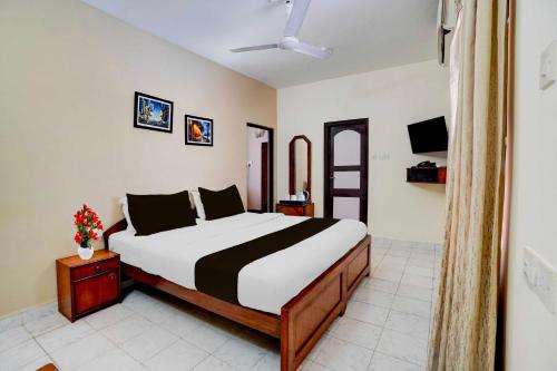 a bedroom with a large bed in a room at Townhouse Oak Calangute in Goa