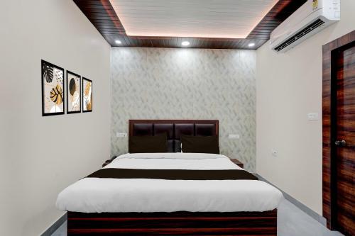 a bedroom with a large bed in a room at Hotel O THE GOMTI GLITZ in Gomti Nagar
