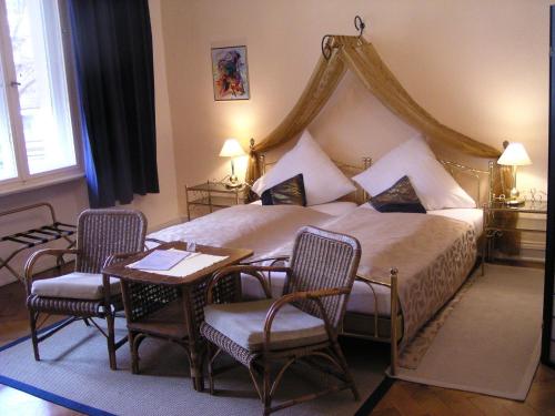A bed or beds in a room at Hotel Pension Senta