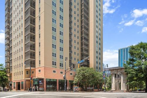 アトランタにあるSkyline Serenity 1 Bdrm Stunning Atlanta Viewsの信号のある街路にある高層ビル