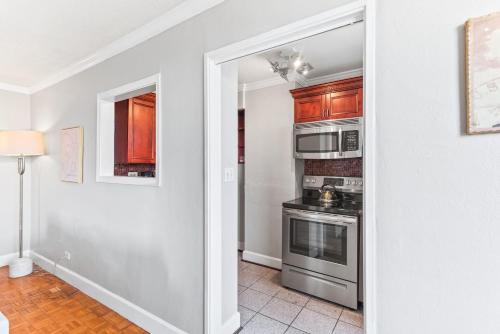 Skyline Serenity 1 Bdrm Stunning Atlanta Viewsにあるキッチンまたは簡易キッチン