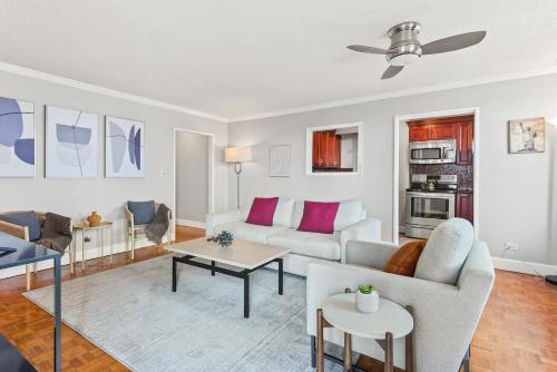 アトランタにあるSkyline Serenity 1 Bdrm Stunning Atlanta Viewsのソファとテーブルのあるリビングルーム