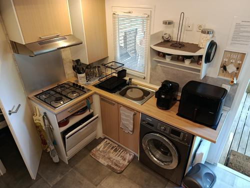 Dapur atau dapur kecil di Camping Mobil Home 6 Pers Rivage des Landes Piscine Landes