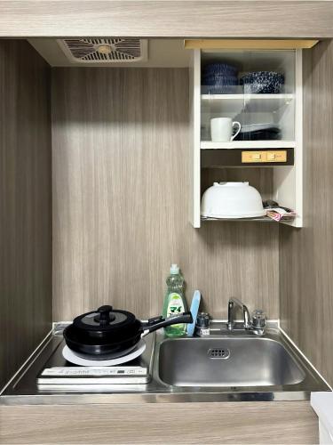 a kitchen sink with a frying pan on top of it at アークス練馬 in Tokyo
