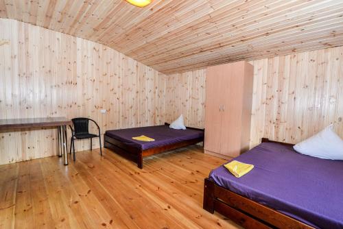 シュヴェントイにあるPoilsiavietė Elniasのベッド2台、デスク、椅子が備わる客室です。