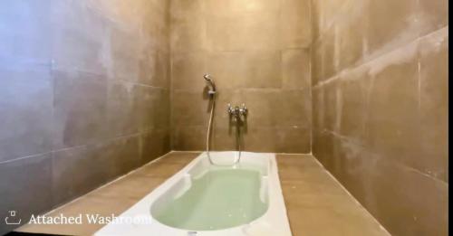 Ένα μπάνιο στο Malhar Mist Villa