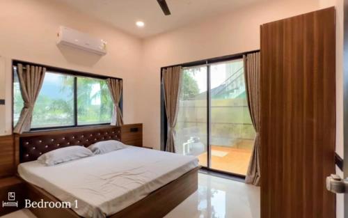 Ένα ή περισσότερα κρεβάτια σε δωμάτιο στο Malhar Mist Villa