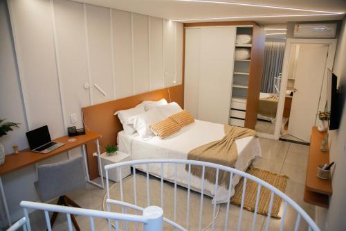 a small room with a bed and a desk at Moderno Loft Urban Beach em Itajai - SC -Praia do Atalaia in Itajaí