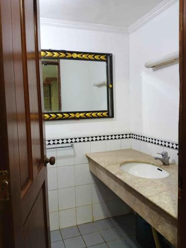 a bathroom with a sink and a mirror at Lippo Carita 9270 in Carita