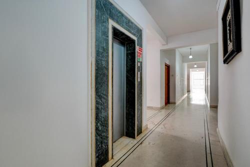 a hallway with a large mirror on the wall at Hotel O ALT pods in Bengaluru