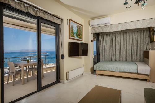 En eller flere senge i et værelse på Panoramic Sea View