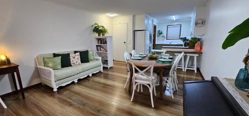 un soggiorno con un tavolo e un divano di Large Private Apartment beach sunrise park views a Urangan