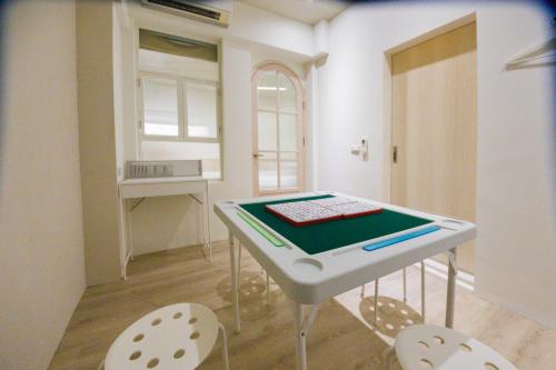 a small kitchen with a table and two chairs at 住安平4-7人包棟民宿 in Tainan