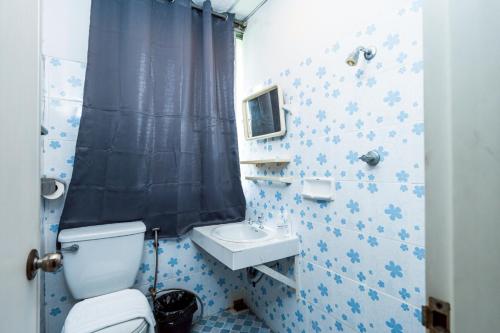 a bathroom with a toilet and a sink at At Gate Suvarnabhumi Airport - แอท เกท สุวรรณภูมิ in Ban Khlong Prawet