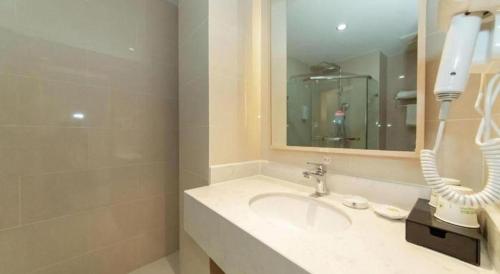 Ένα μπάνιο στο GreenTree Inn High-tech Zone Shandong University Bathing Beach Hotel