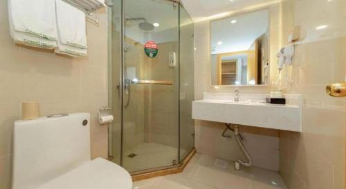 Ένα μπάνιο στο GreenTree Inn High-tech Zone Shandong University Bathing Beach Hotel