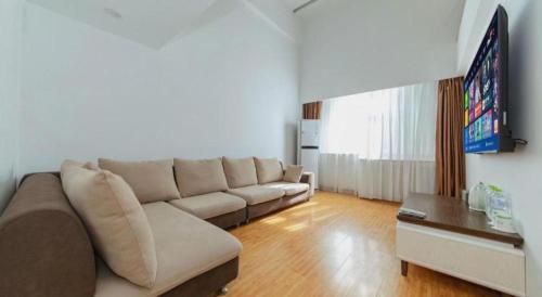 Μια τηλεόραση ή/και κέντρο ψυχαγωγίας στο GreenTree Inn High-tech Zone Shandong University Bathing Beach Hotel