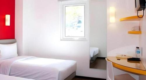 Ένα ή περισσότερα κρεβάτια σε δωμάτιο στο Amaris Hotel Ambon