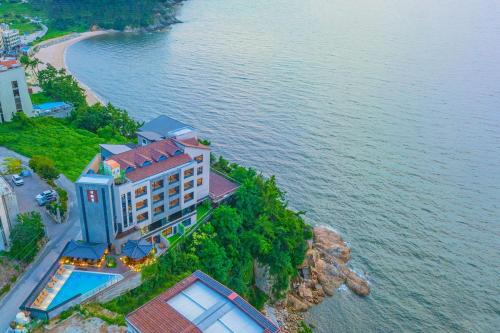 an aerial view of a hotel on the shore of the water at Yeonhwamoon Hotel Byeonsan in Buan