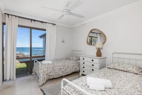 Postel nebo postele na pokoji v ubytování Waterfront Ocean Cottage