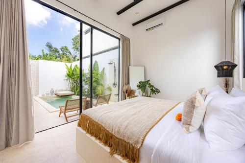 Ένα ή περισσότερα κρεβάτια σε δωμάτιο στο Aluna 1BR with private pool kedungu