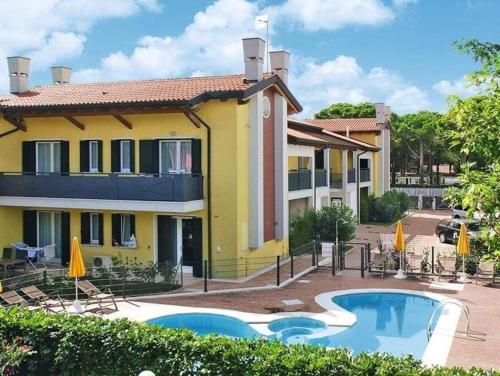 a view of a villa with a swimming pool at Appartamenti Faro Vecchio in Cavallino-Treporti