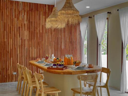 a dining room with a table and chairs at Tamarind Pool Villa Kohlarn in Ko Larn