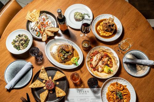 Makanan di atau berdekatan hotel
