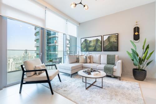 Panoramic High-Floor 1BR Overlooking Yachts and Dubai Water Canal, Moments from JBR Beach, LIV MarinaMarine Transport, and Skydive Dubai, LIV Marina, Dubai Marina by Deluxe Holiday Homes