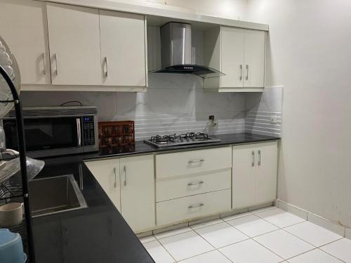 Η κουζίνα ή μικρή κουζίνα στο Zainab Lodges