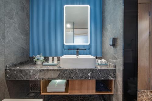 Bilik mandi di Echarm Hotel Guangzhou Jiahe Helong Branch