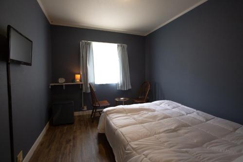 Cama o camas de una habitación en The Lighthouse Seaside Inn