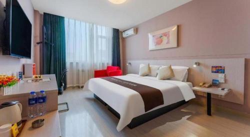 a hotel room with a large bed in a room at Zhangye Pinmu Hotel(Yuncheng Zhongyin Avenue Store) in Yuncheng