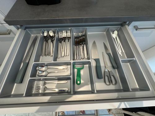 a metal tray filled with utensils in a drawer at 2 Zi Wohnung, zentrale Lage mit Parkplatz, 15 min vom Hbf Hamburg in Pinneberg