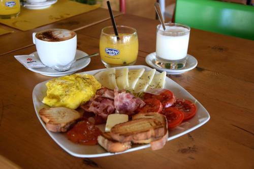 La Casa del Geko في تشفالو: طبق من الطعام على طاولة مع مشروبين