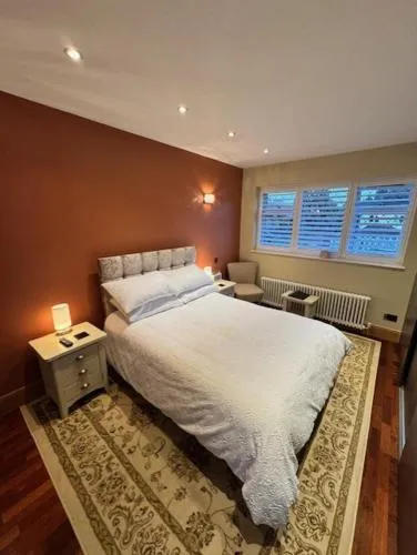 A deluxe double room with ensuite shower bath room or upgrade to a Cosy double room and private shower room just a 2 minute walk to Train station photo 4