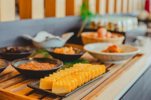 a buffet with bowls of food on a table at Hotel La'gent Plaza Hakodate Hokuto in Hokuto