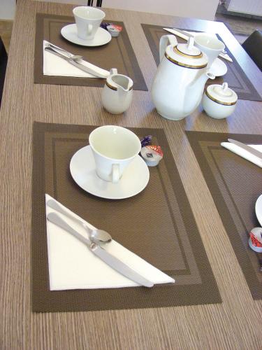 een tafel met borden, bekers en keukengerei erop bij B&B TorreMatta in Assisi