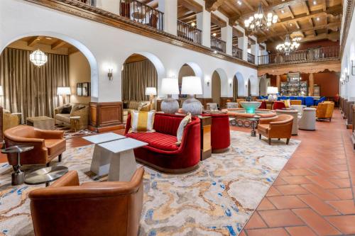 Posezení v ubytování Hotel Andaluz Albuquerque, Curio Collection By Hilton