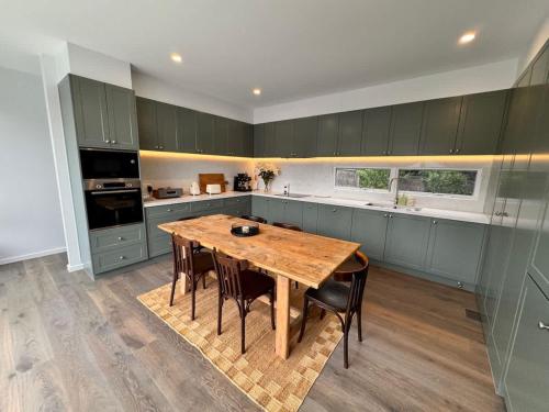 O bucătărie sau chicinetă la Safe Haven -walk to beach & shops, full renovation
